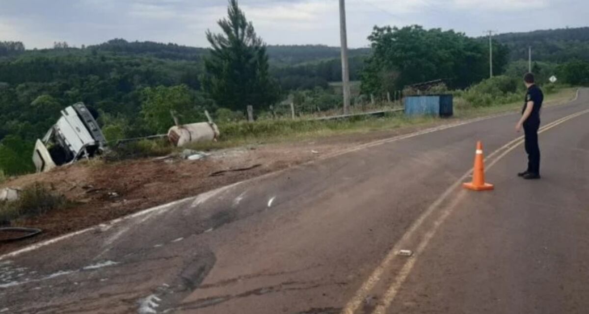 Gobernador López: desbarrancó un camión sobre la Ruta 215