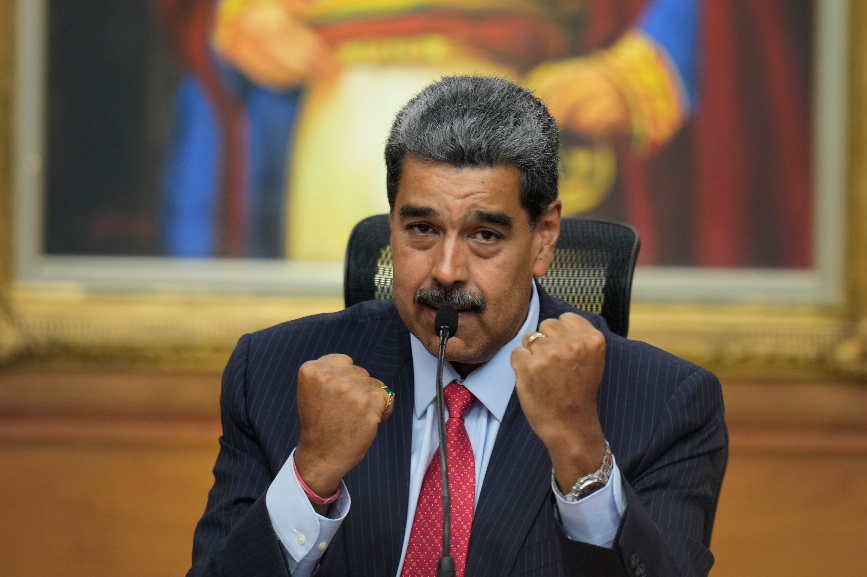 En esta imagen de archivo, el presidente de Venezuela, Nicolás Maduro, gesticula durante una conferencia de prensa en el palacio presidencial de Miraflores, en Caracas, Venezuela, el 31 de julio de 2024, tres días después de unas polémicas elecciones. (AP Foto/Matias Delacroix, archivo)