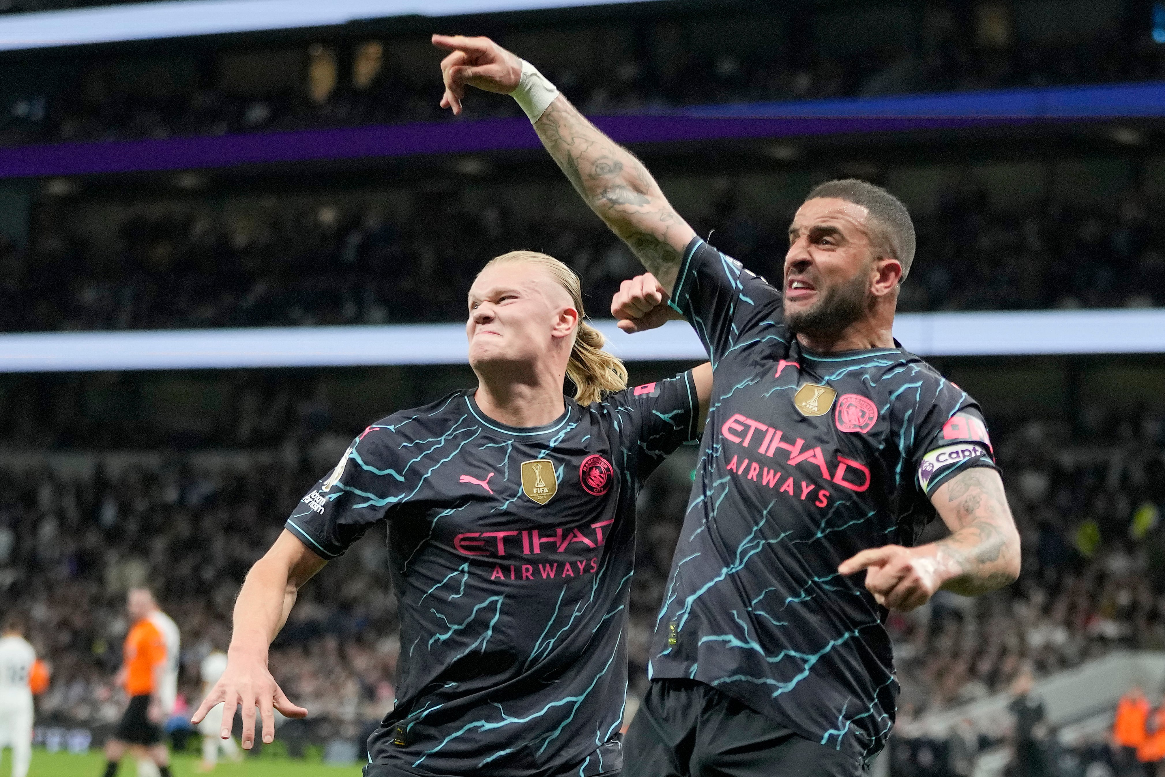 Erling Haaland y Kyle Walker del Manchester City celebra el segundo gol del equipo en la victoria 2-0 ante Tottenham en la Liga Premier, el martes 14 de mayo de 2024, en Londres. (AP Foto/Kin Cheung)