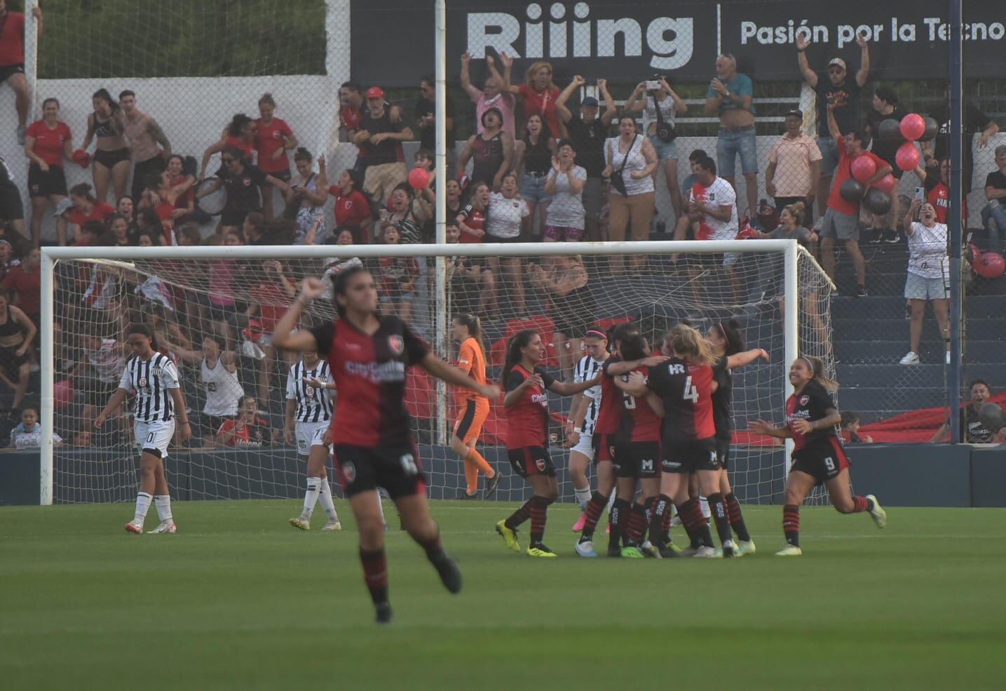 Talleres ante Newell's en la final del Reducido por el ascenso en fútbol femenino. (Facundo Luque / La Voz).