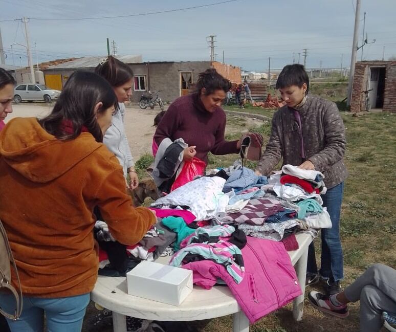 Hacemos Comunidad realizó su primer roperito móvil en el Barrio Municipal de Tres Arroyos