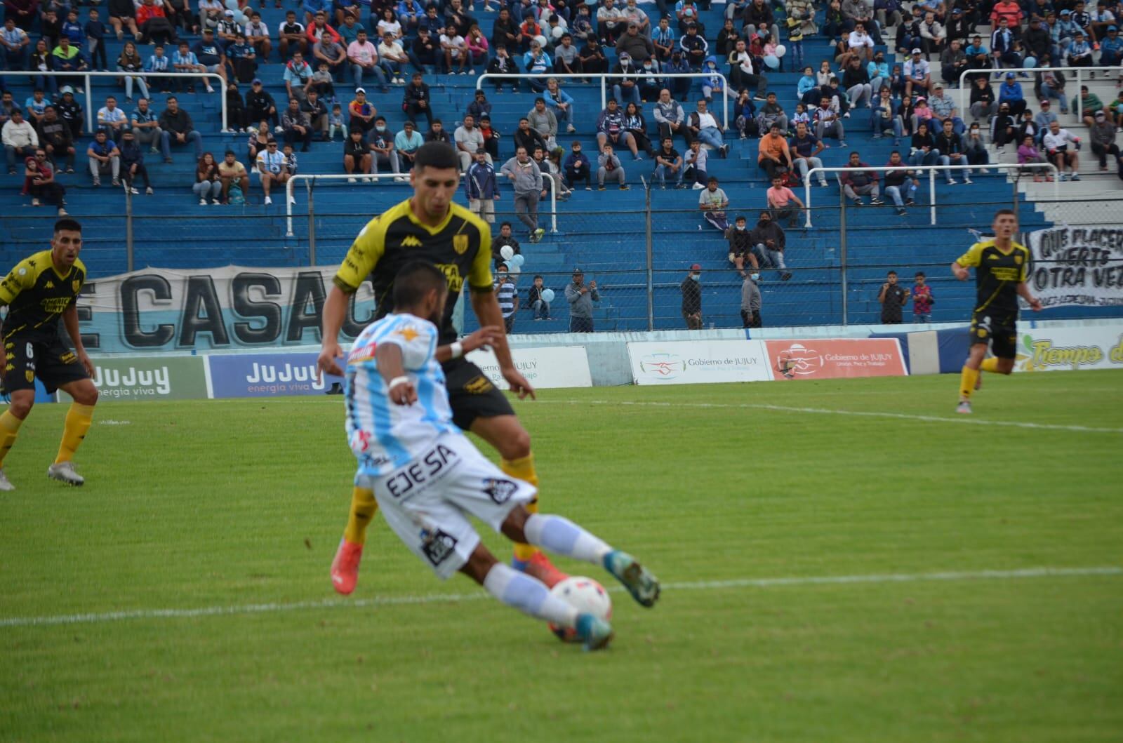 El equipo de Tandil perdió y sumó su tercera derrota en la Primera Nacional