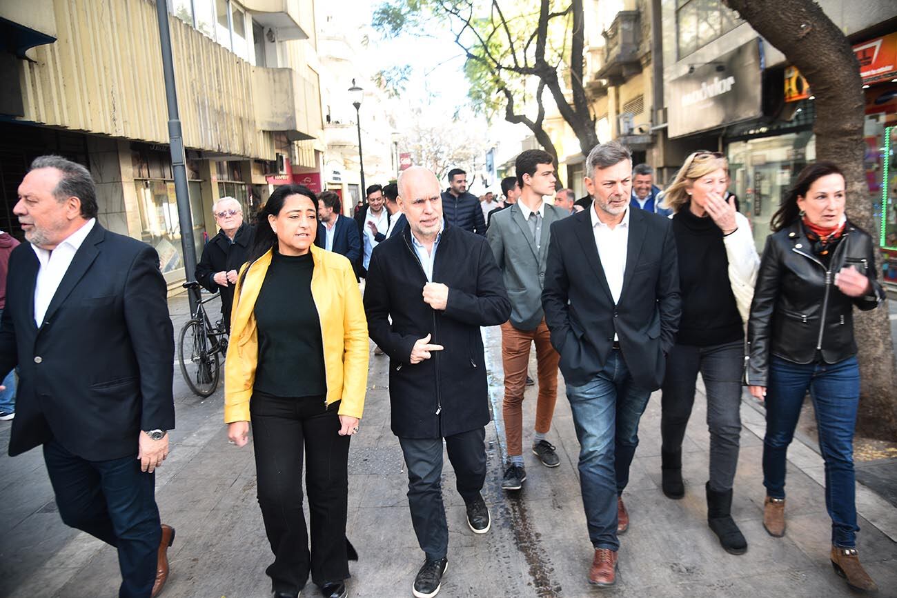 Horacio Rodríguez Larreta Jefe de Gobierno de la Ciudad Buenos Aires caminando por la peatonal de Córdoba. (Pedro Castillo / La Voz)