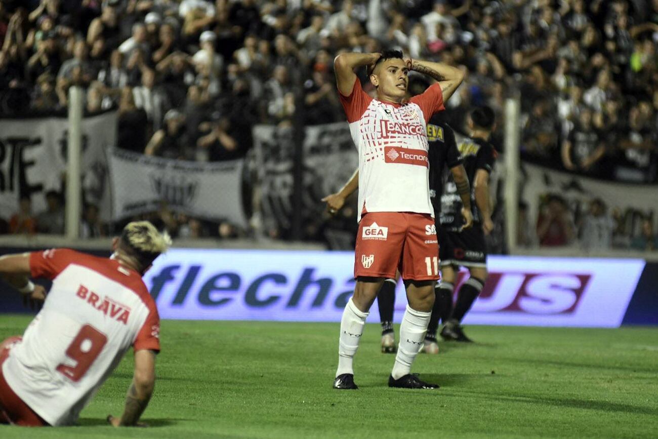 Estudiantes e Instituto, por el partido de ida de la final del Reducido de la Primera Nacional, en Caseros. (Federico López Claro / La Voz)