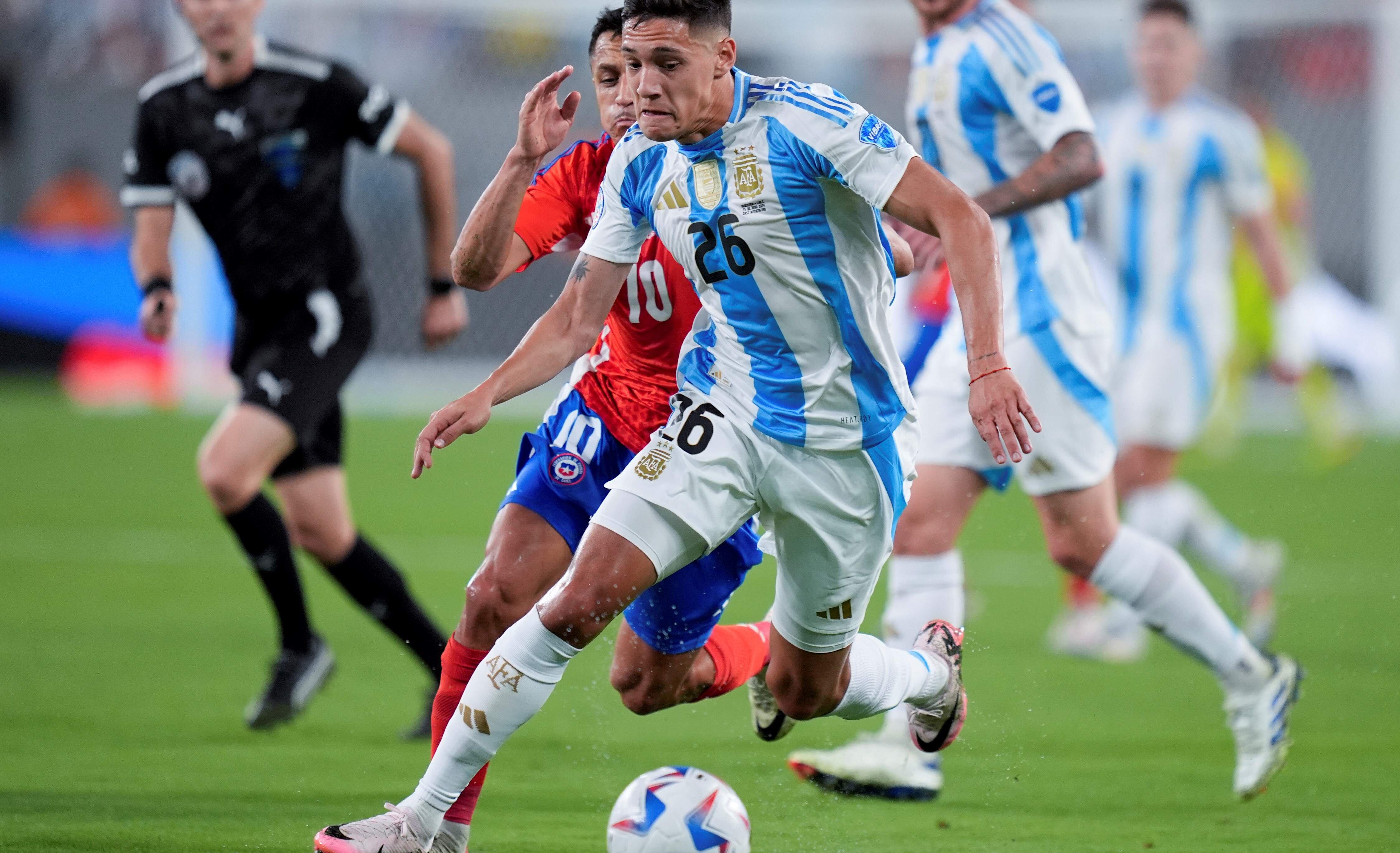 El lateral cordobés Nahuel Molina ante Chile. (AP).