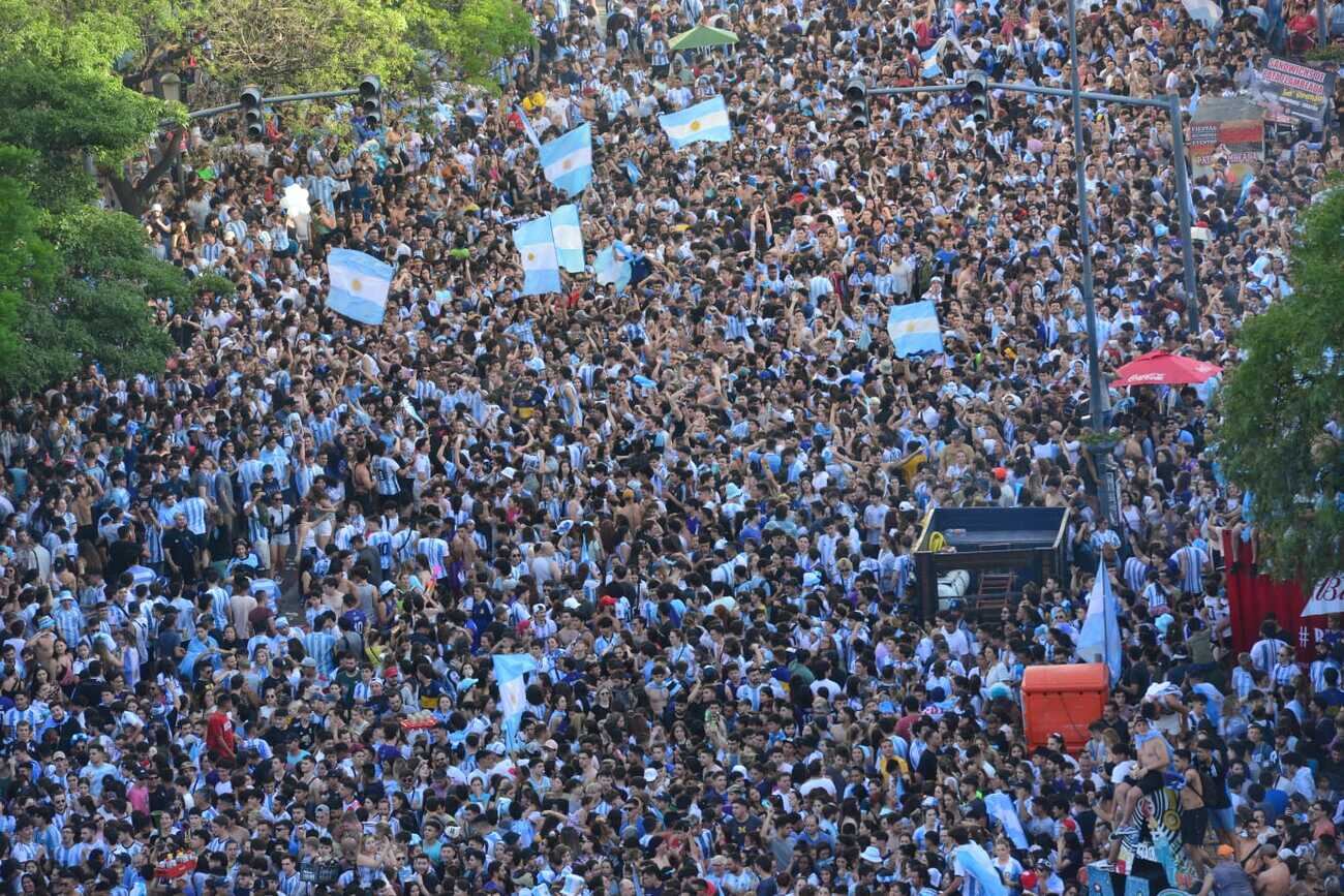 Festejos en el Patio Olmos por el pase de la selección Argentina a la final del Mundial Qatar 2022.