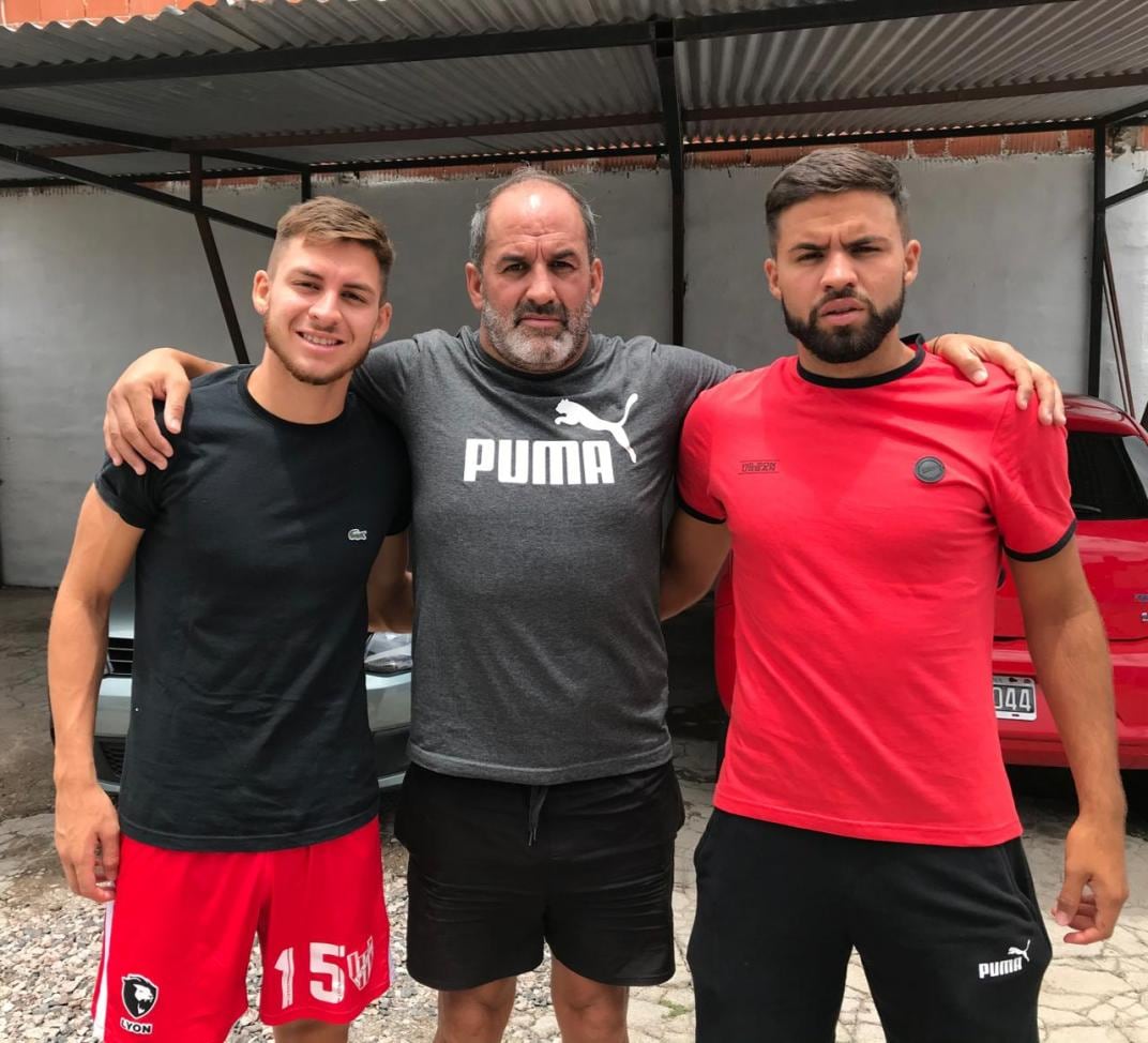 Franco Watson con su hermano Nicolás celebraron el cumpleaños de papá Sergio "Loco", el ex goleador de Racing, Juniors, Olimpo y Godoy Cruz, entre otros.  