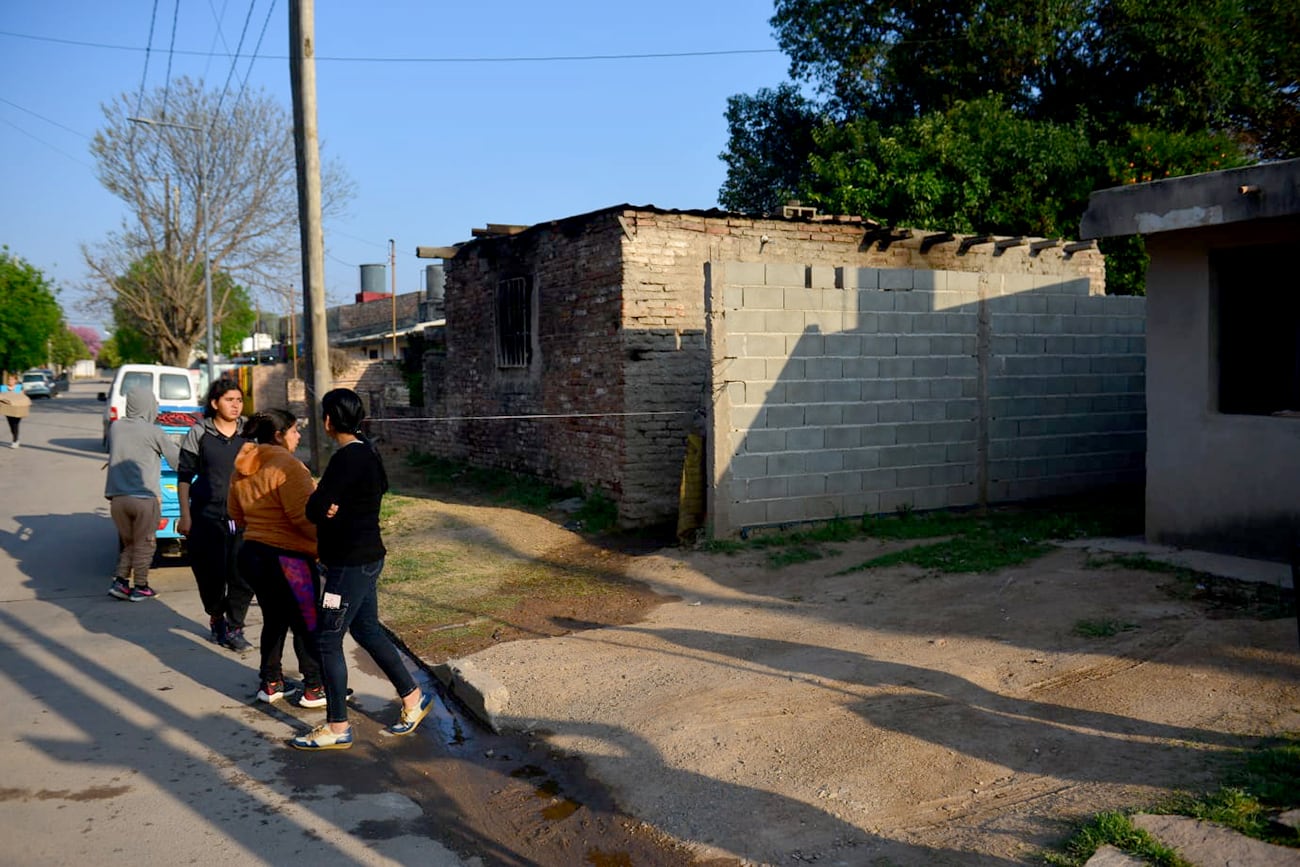 Tragedia en Córdoba al incendiarse una vivienda en barrio Las Violetas de la ciudad. (NIcolás Bravo / La Voz)