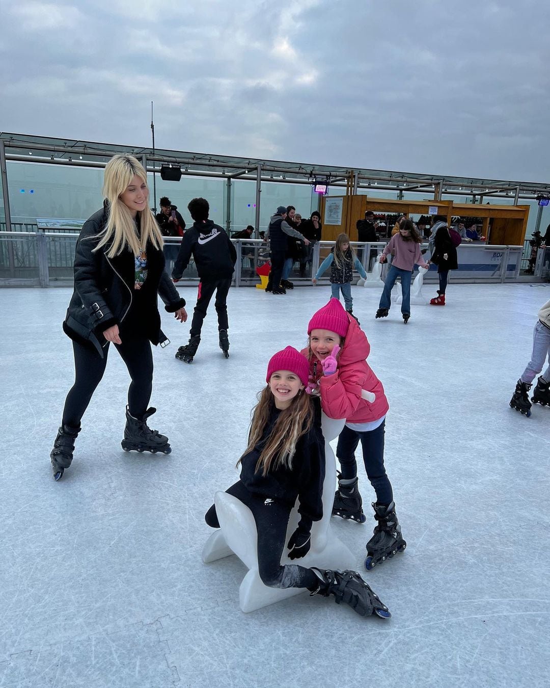 Wanda Nara junto a sus hijas esquiando en París.