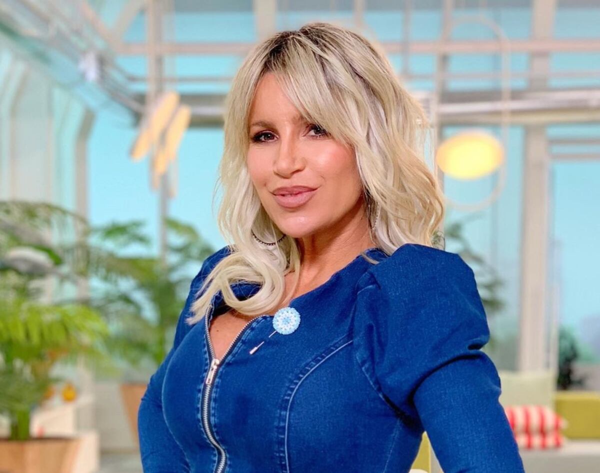 Florencia Peña posó de espaldas y en una enteriza con transparencias: “Complete la frase”