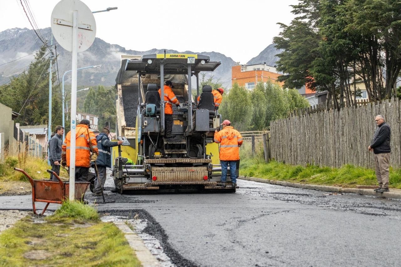 Trabajadores de la Dirección de Bacheo y de la planta de asfalto.