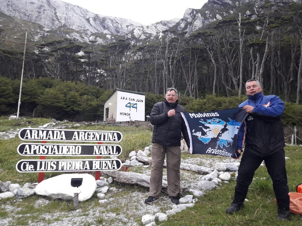 VGM Juan Vera y VGM Nilo Navas (ex tripulantes del Crucero A.R.A "General Belgrano") en Puerto Parry.