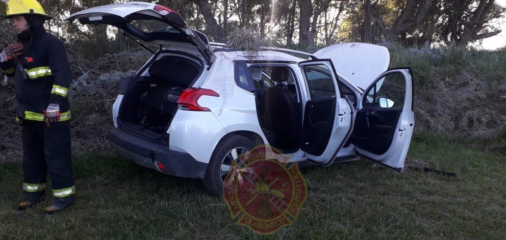 Volcó un auto en la curva de Guisasola