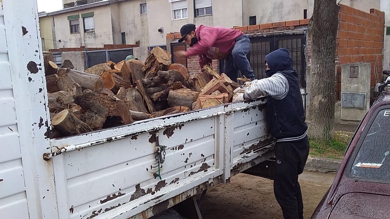 repartición de leña en diferentes barrios de la ciudad