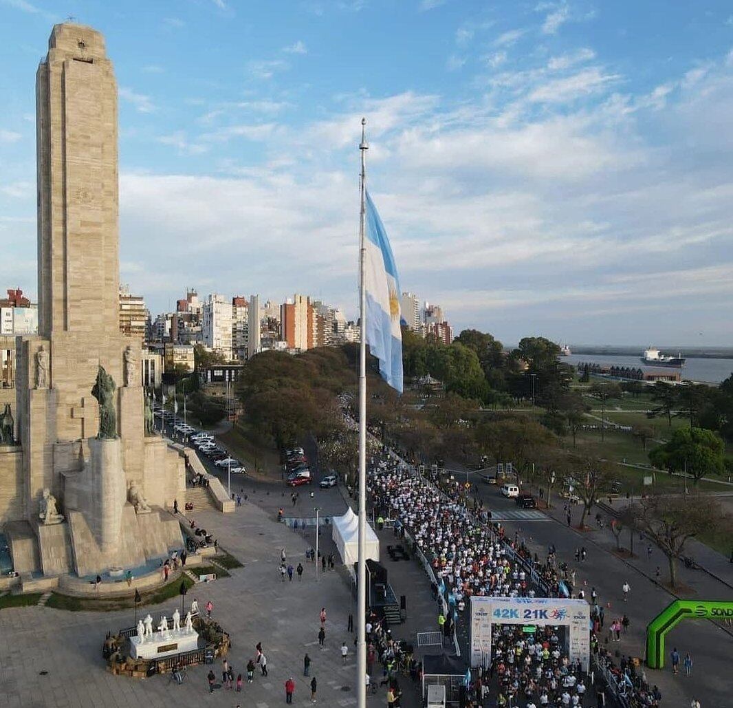 La Avenida Belgrano volvió a llenarse de deportistas de la mano de las pruebas que se organizaron este domingo.