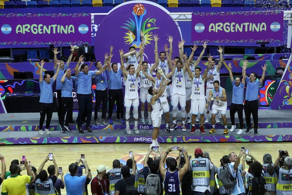 La selección argentina, con cuatro cordobeses en el plantel, más los dos en el cuerpo técnico, se coronó campeón en la AmeriCup. (Fiba)