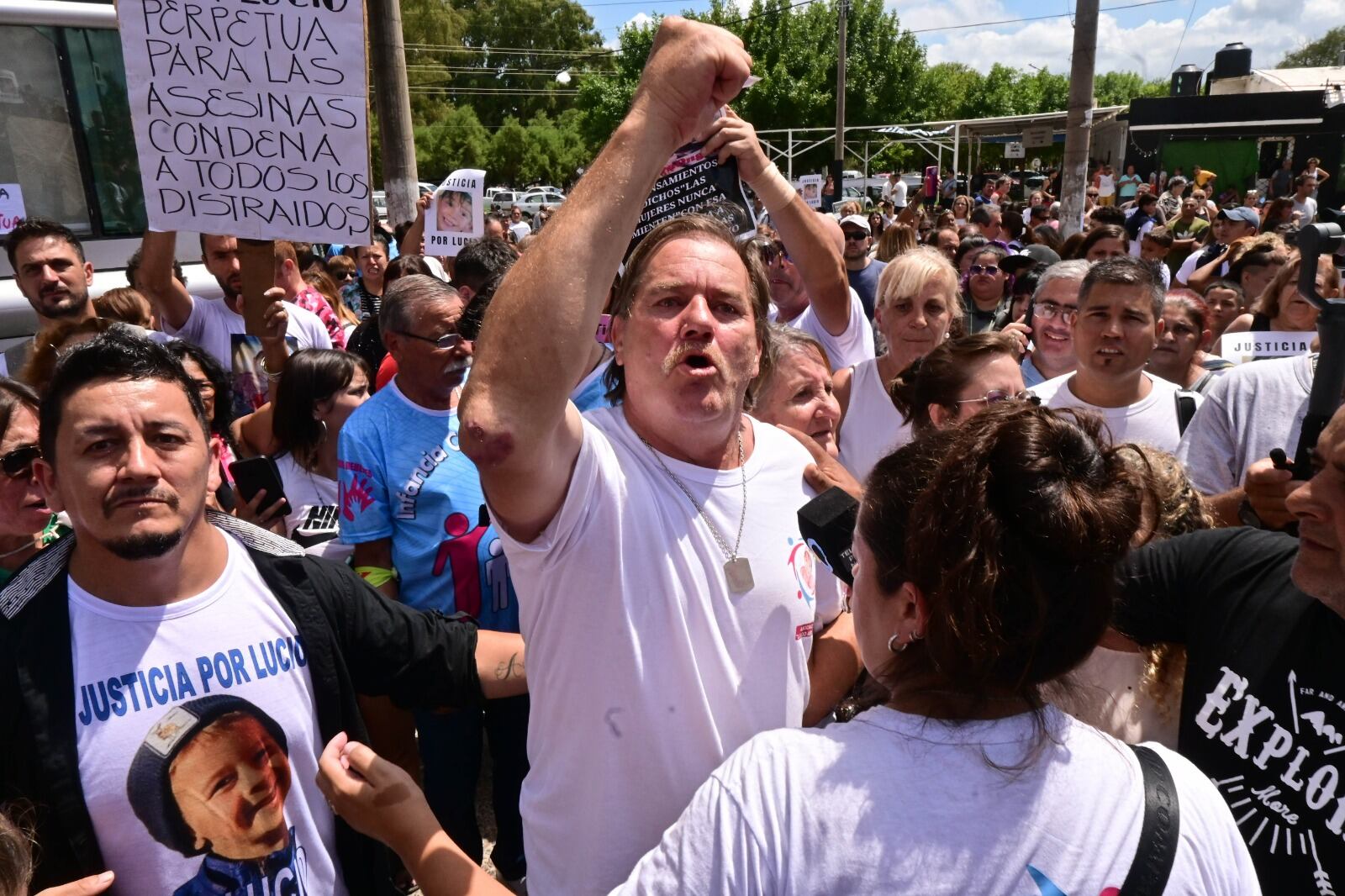 Ramón Dupuy, abuelo de Lucio, presente en la marcha en pedido de justicia por el crimen de su nieto (Foto Clarín)