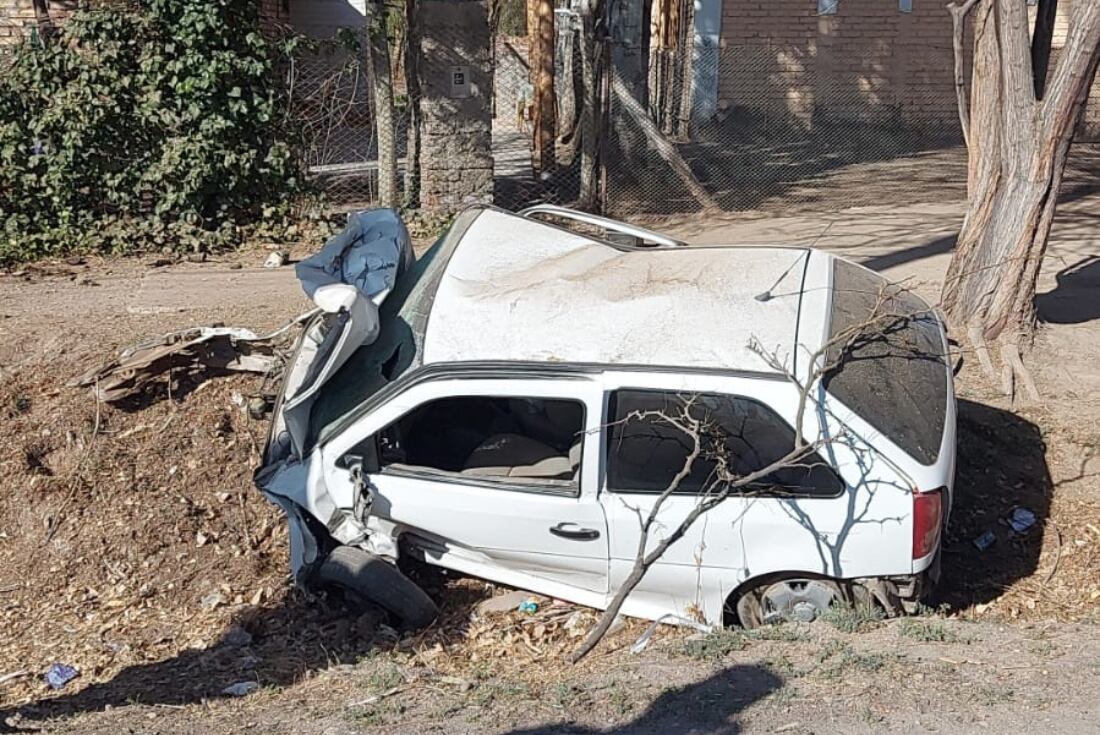 Un automovilista chocó contra un árbol y salió despedido. Ministerio de Seguridad.