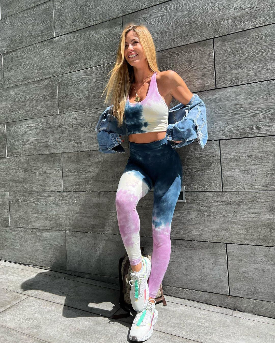 Rocío Guirao Díaz con un conjunto deportivo batik a puro color.