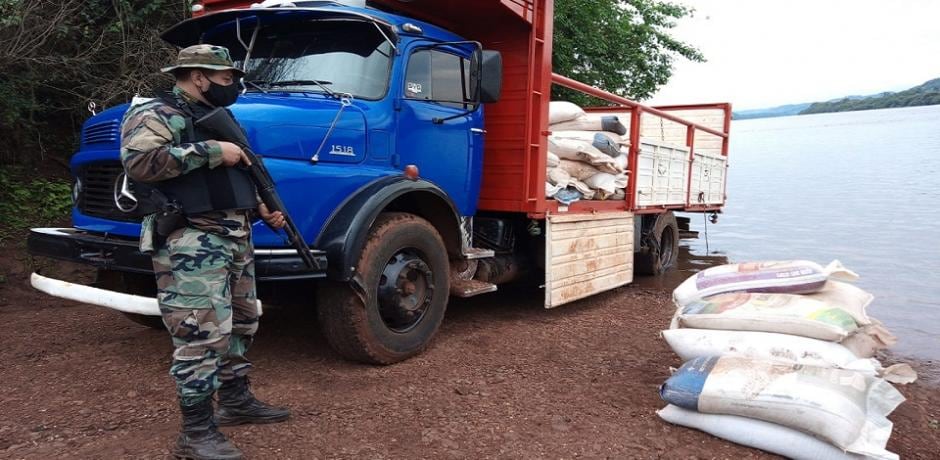 Prefectura Naval Argentina secuestró ocho toneladas de granos de soja.