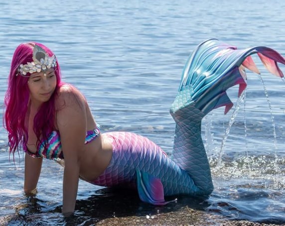 Paula, la joven chubutense que es furor en las redes por hacer mermaiding.