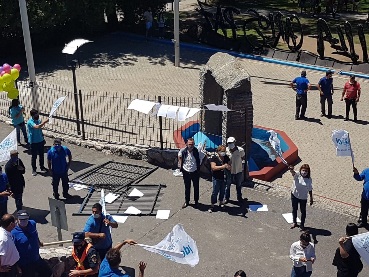 Desde la Municipalidad denunciaron destrozos por parte de manifestantes.