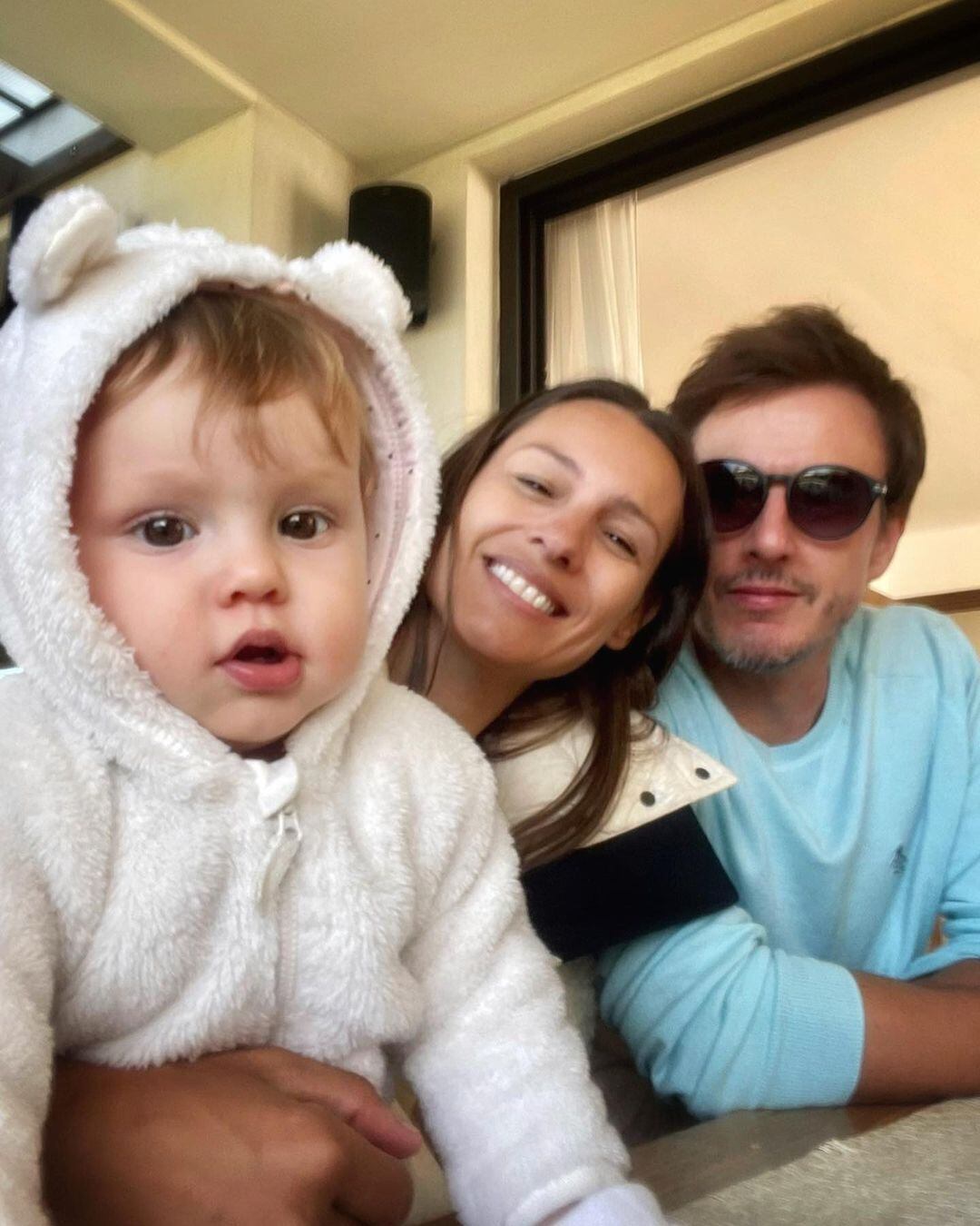 Pampita y Roberto García Moritán junto a su hija Ana.