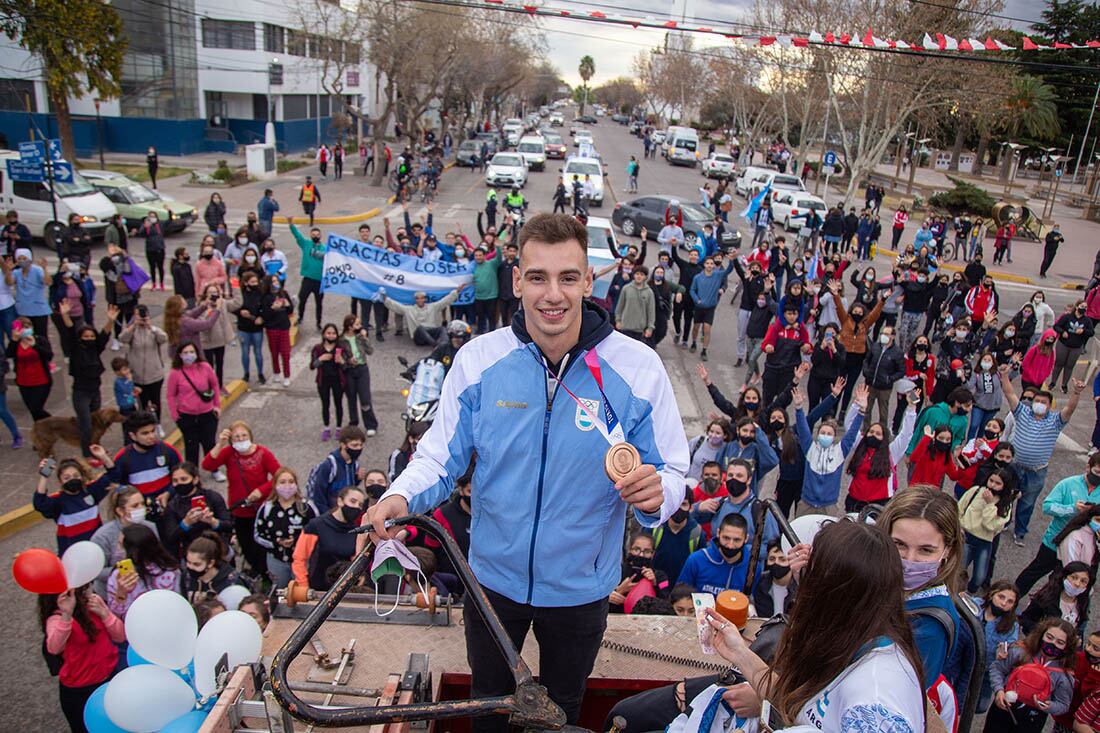 Agustín Loser, medalla de bronce con el voley argentino en Tokio 2020, llegó a su ciudad General Alvear y fue recibido con honores.