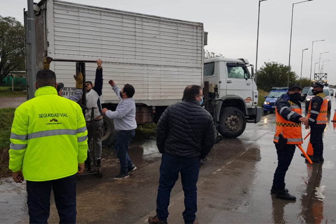 El camión hizo un trompo. (La Voz)