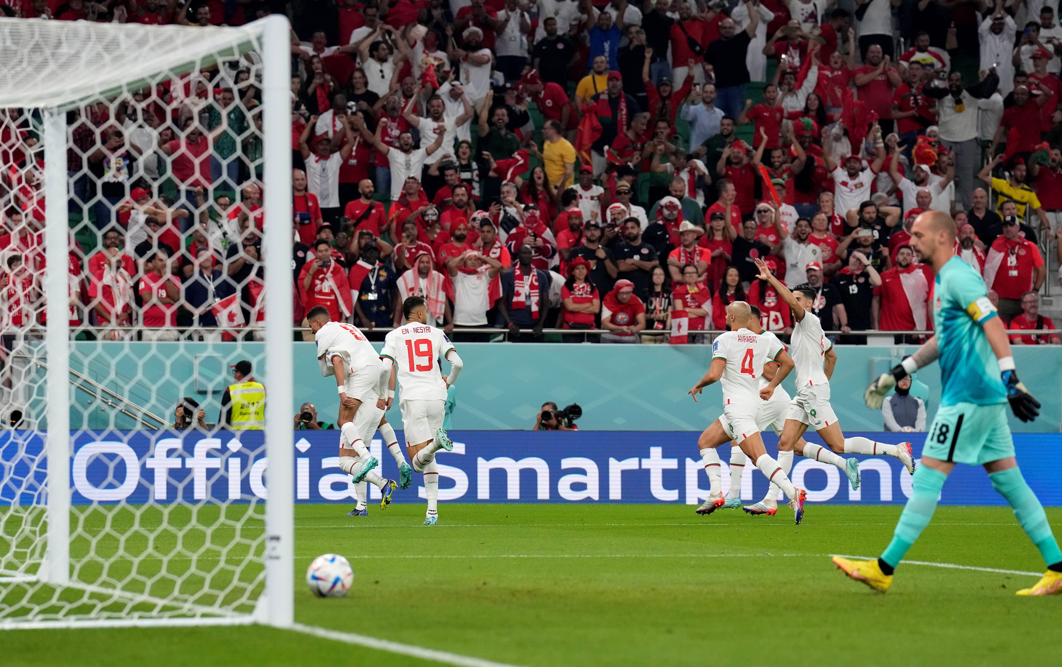 Hakim Ziyech anotó el 1-0 para Marruecos en el inicio del juego. El arquero canadiense Milan Borjan, nada pudo hacer. Se cierre el Grupo F en el estadio Al Thumama de Doha. (AP Photo/Natacha Pisarenko)