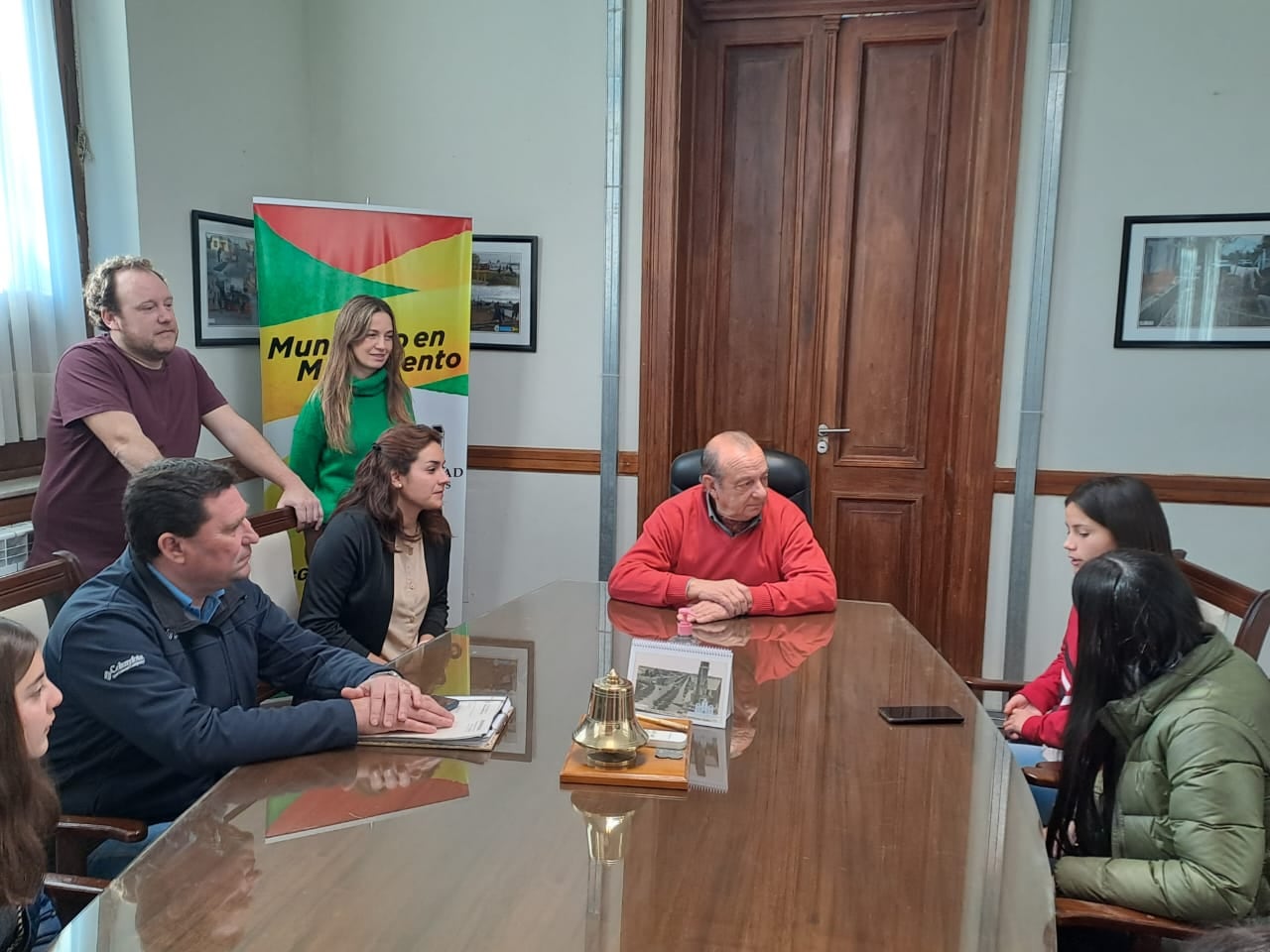 Alumnos de la Escuela Secundaria Nº 2 le presentaron al intendente de Tres Arroyos el proyecto “Ojo Verde”