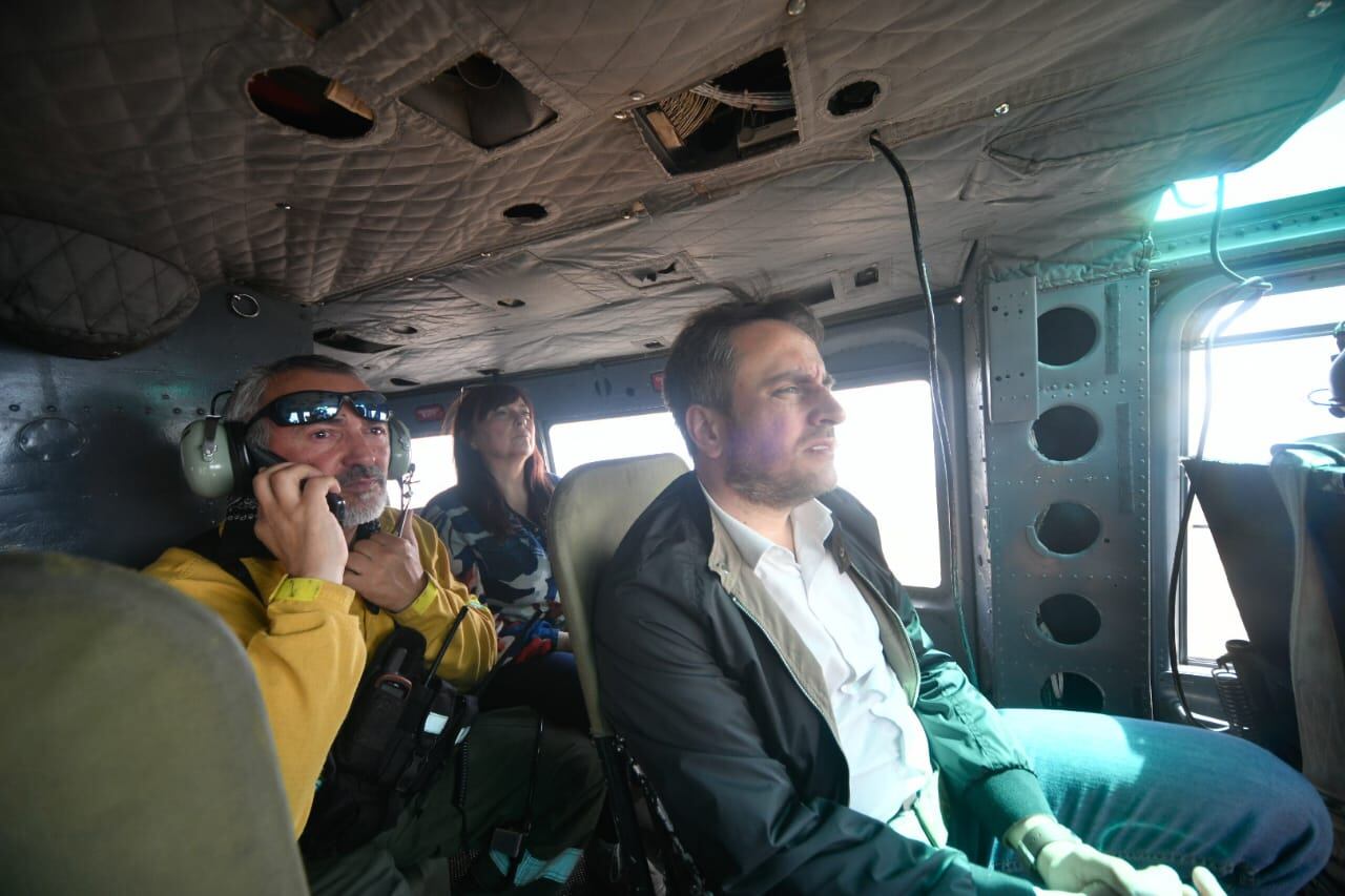 Juan Cabandié recorriendo la zona de incendios en el Delta del Paraná.