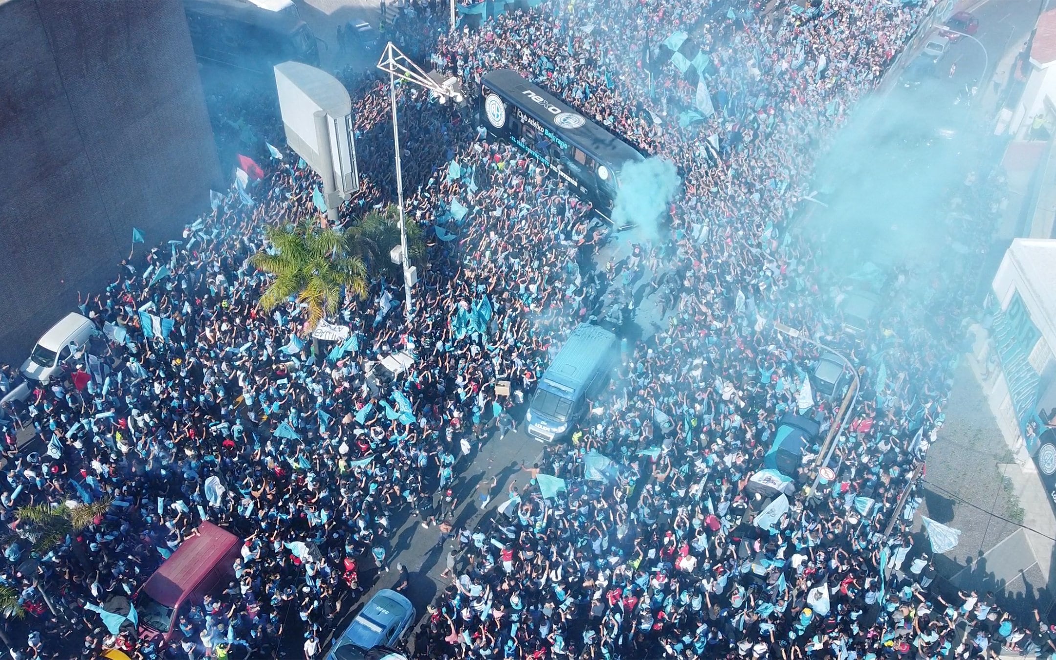 En el hotel de concentración de Belgrano, miles de hinchas le hicieron el aguante al plantel antes del clásico con Talleres. (Prensa Belgrano)