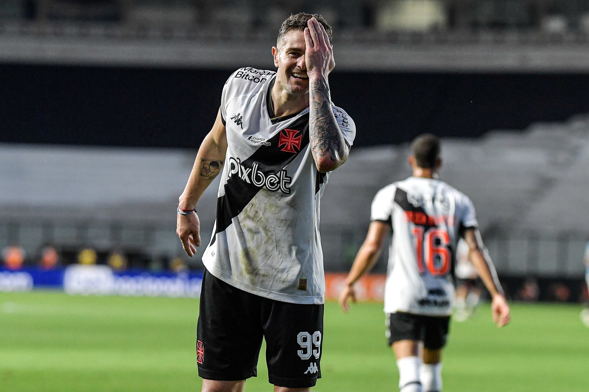 RJ - RIO DE JANEIRO - 08/06/2023 - BRASILEIRO A 2023, VASCO X GREMIO - Pablo Vegetti celebra su gol en su debut en el futbol brasilero en el Vasco Da Gama 2023. Photo: Thiago Ribeiro/AGIF