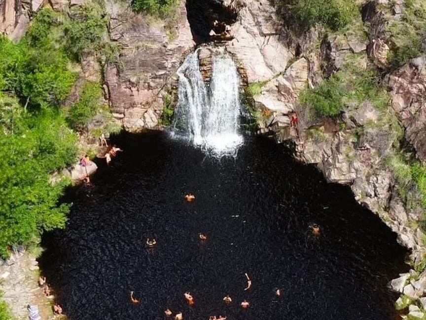 Un hermoso punto traserrano que reúne cascada y piletones naturales.