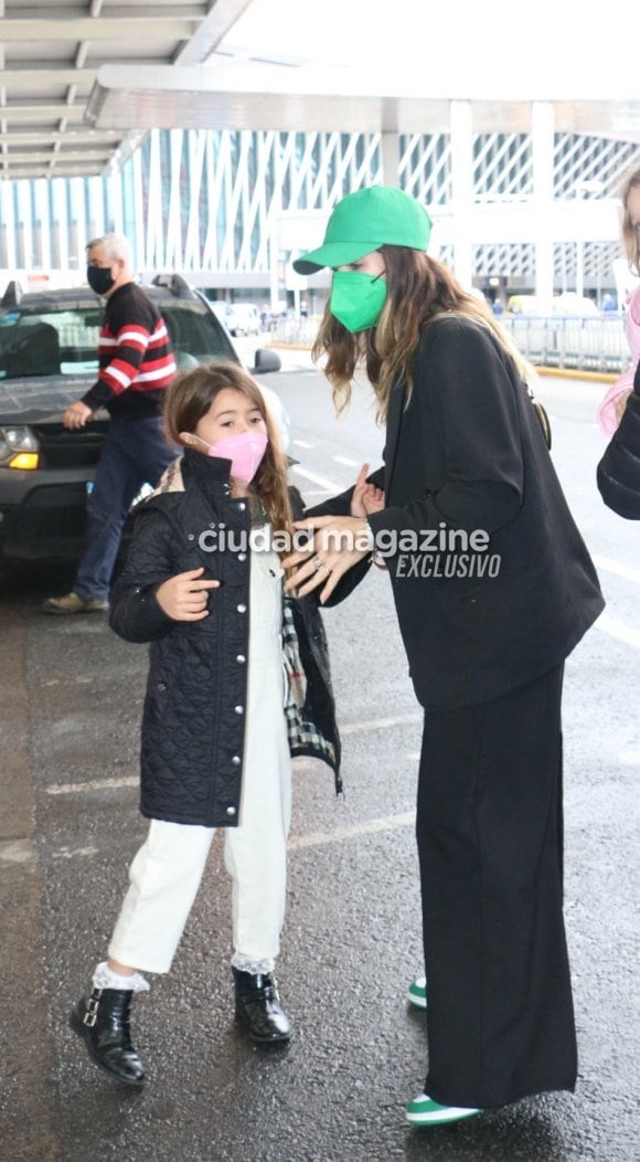 Las fotos de la China Suárez en el Aeropuerto con sus hijos.