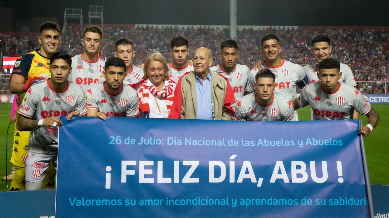 Previo al partido entre Unión y Godoy Cruz, el plantel del Tatengue saludó a los abuelos en su día, que fue este domingo.