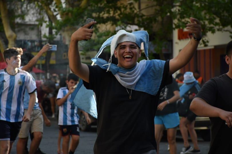 Argentina le ganó a Australia 2 a 1 y los hinchas mendocinos coparon las calles del Centro para festejar que la Selección pasó a cuartos de final de Qatar 2022. - Mariana Villa / Los Andes