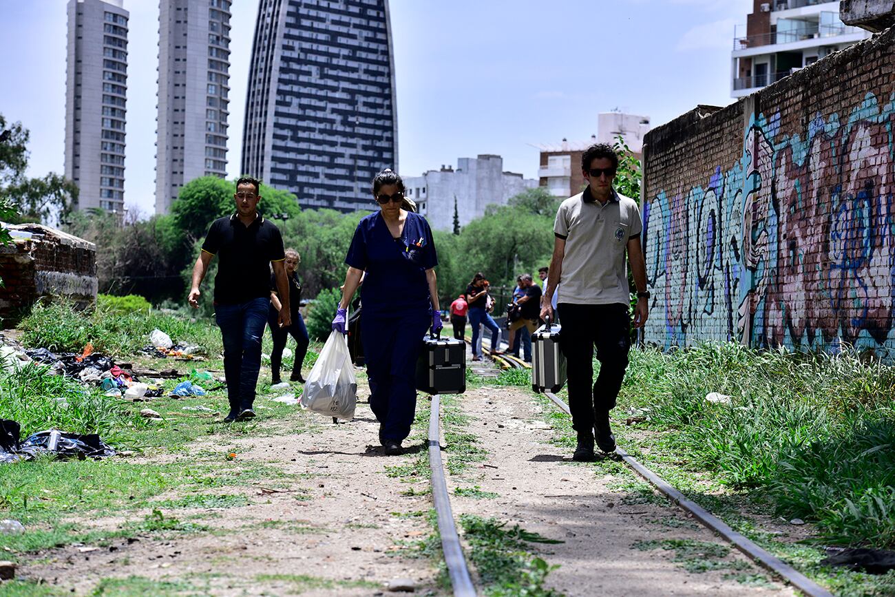 Evidencia que podría pertenecer a Anahí Bulnes. Ropa y calzado en una bolsa de residuos, en Costanera Sur a la altura del puente Ferroviario, Córdoba. (José Gabriel Hernández / La Voz)