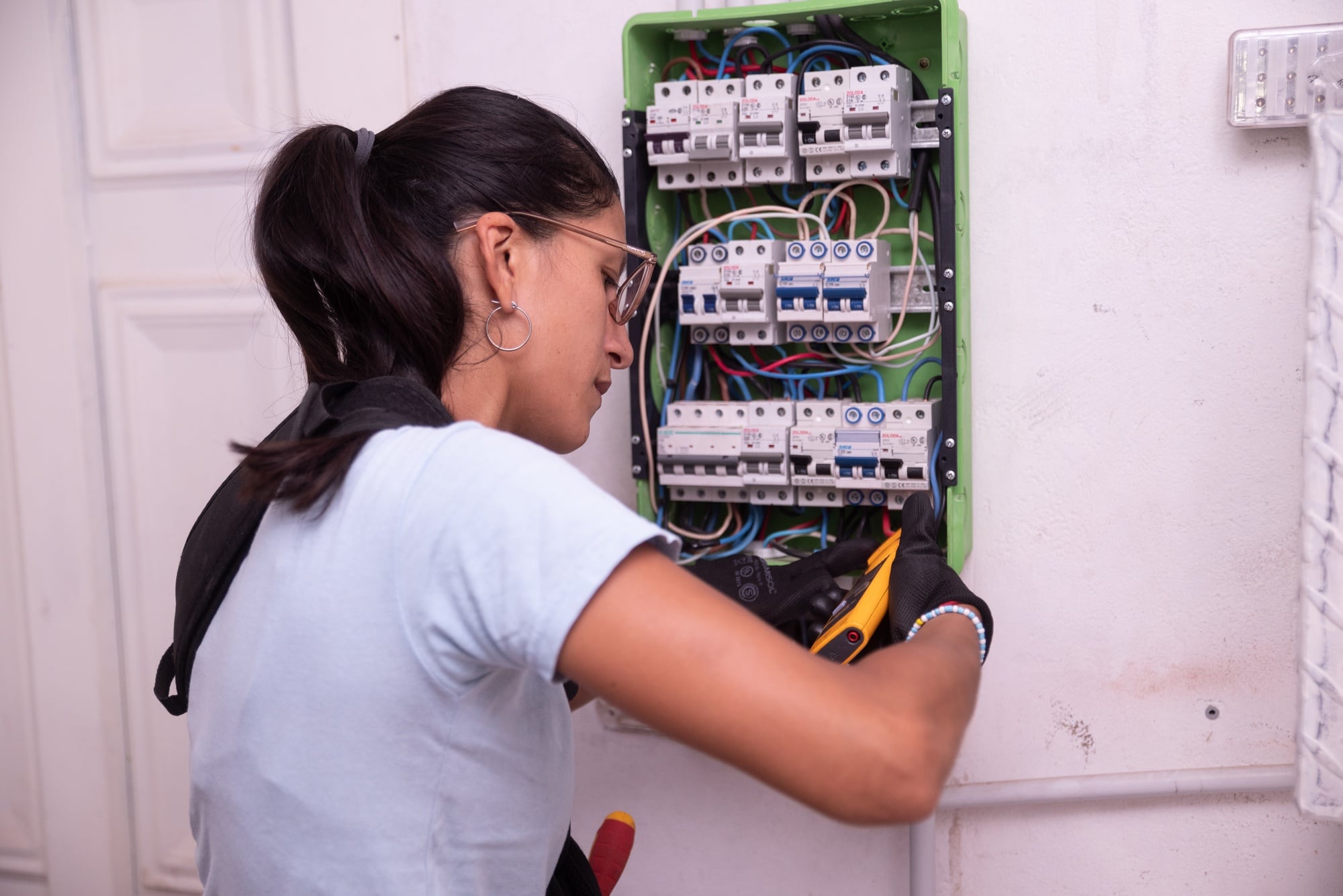 Gabriela Agüero, electricista.