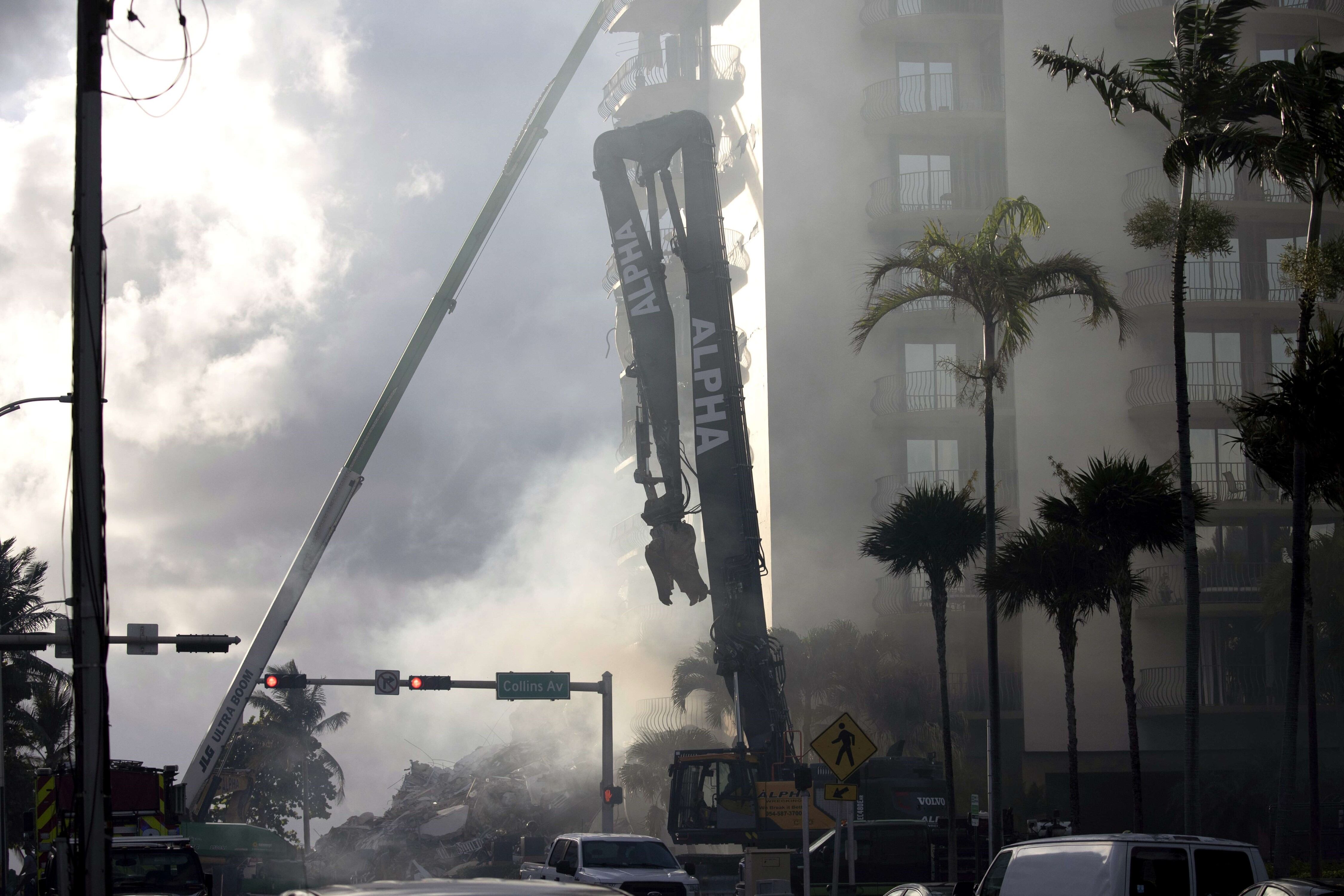 Tareas de rescate tras el derrumbe de un edificio en Miami.