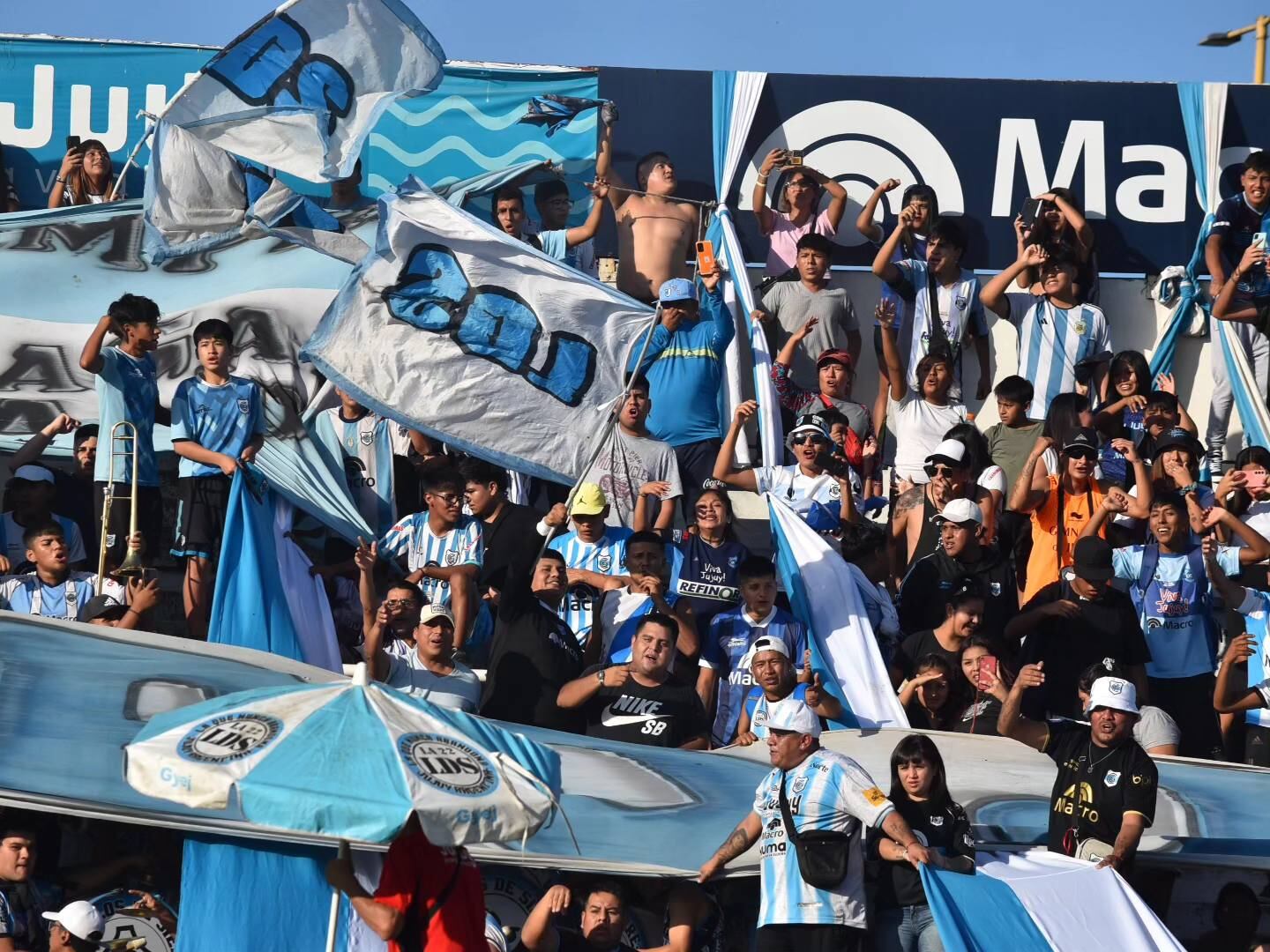 Los hinchas de Gimnasia de Jujuy expresaron su apoyo al equipo que  este domingo visitará a Gimnasia y Tiro de Salta tras 26 años desde el último enfrentamiento oficial entre ambos.