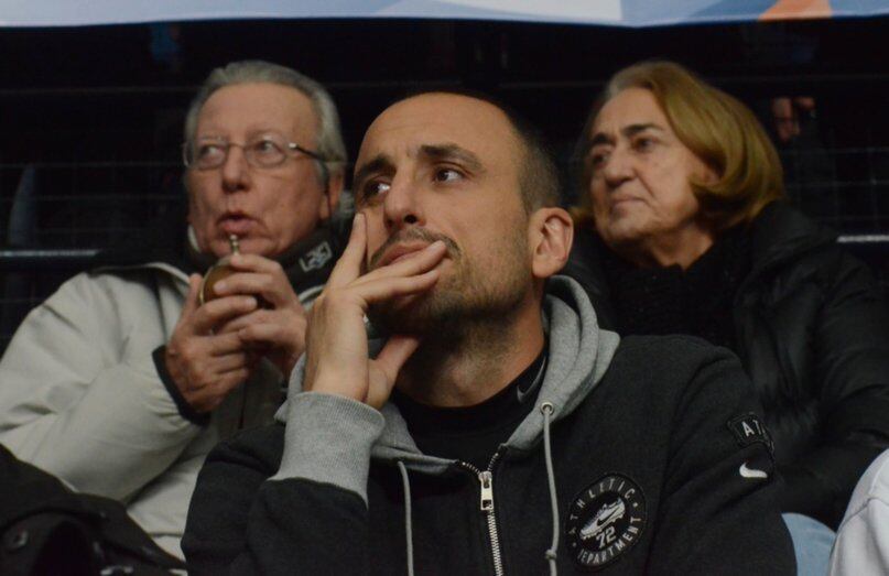 Jorge Ginóbili, papá de Manu, juntos en una cancha de básquet. (Gentileza La Nueva).