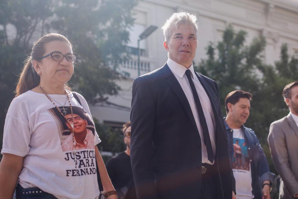 El abogado Fernando Burlando junto a Graciela Sosa, la mamá de Fernando Báez Sosa. (Télam / Diego Izquierdo)