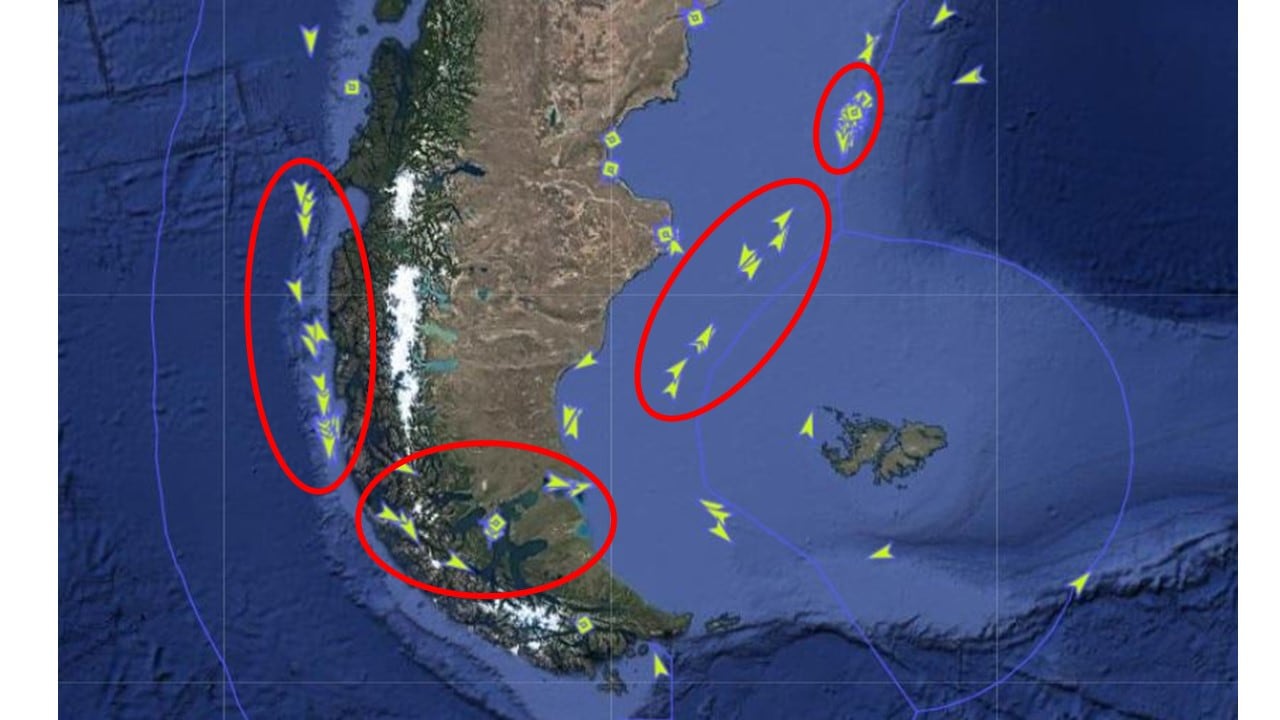 Las marcas representan los grupos de barcos que navegan libremente por nuestras aguas. La Armada Argentina desplegó unidades para su monitoreo.