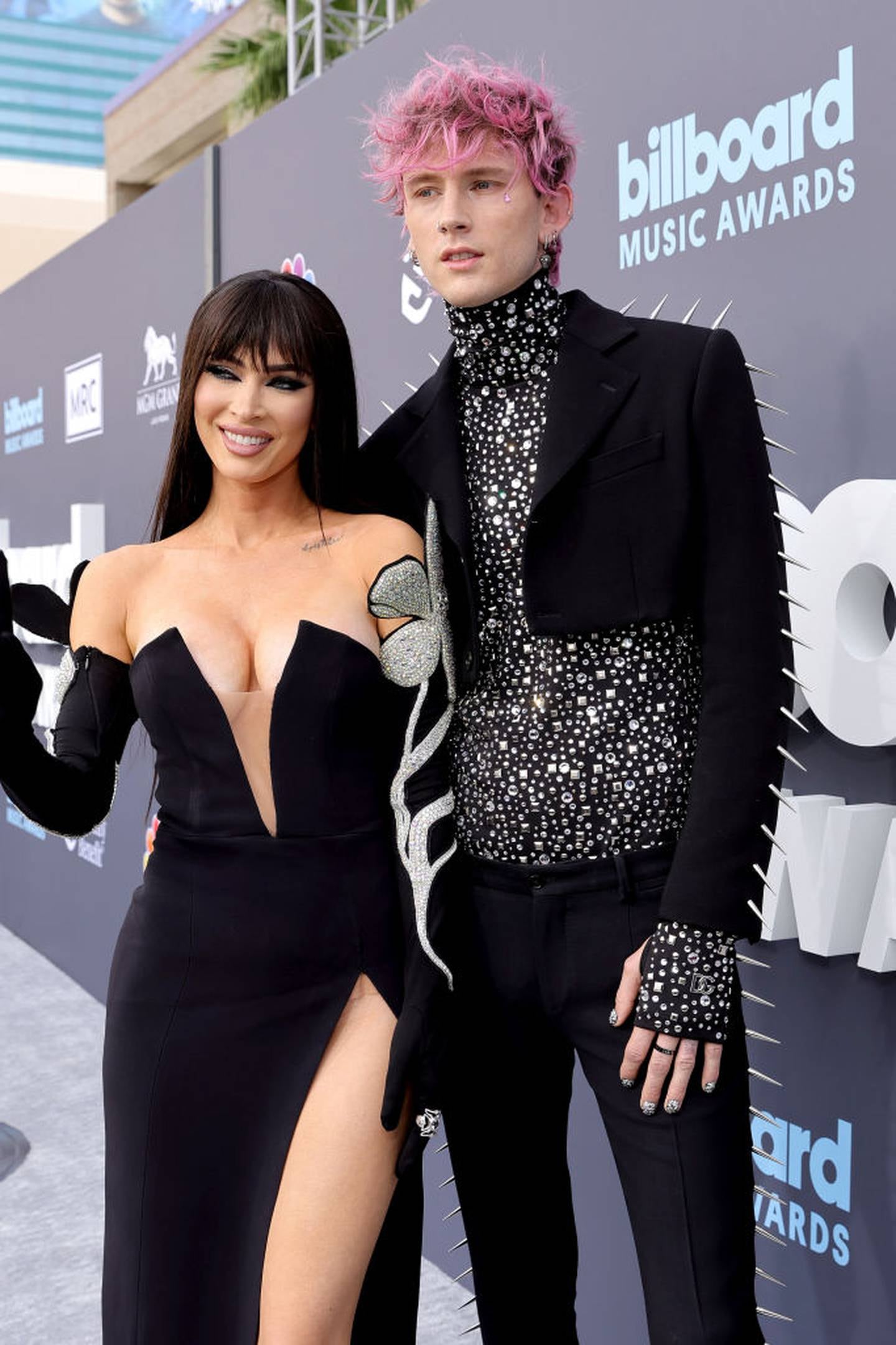 Megan Fox y Machine Gun Kelly en la alfombra roja de los BBMAs.