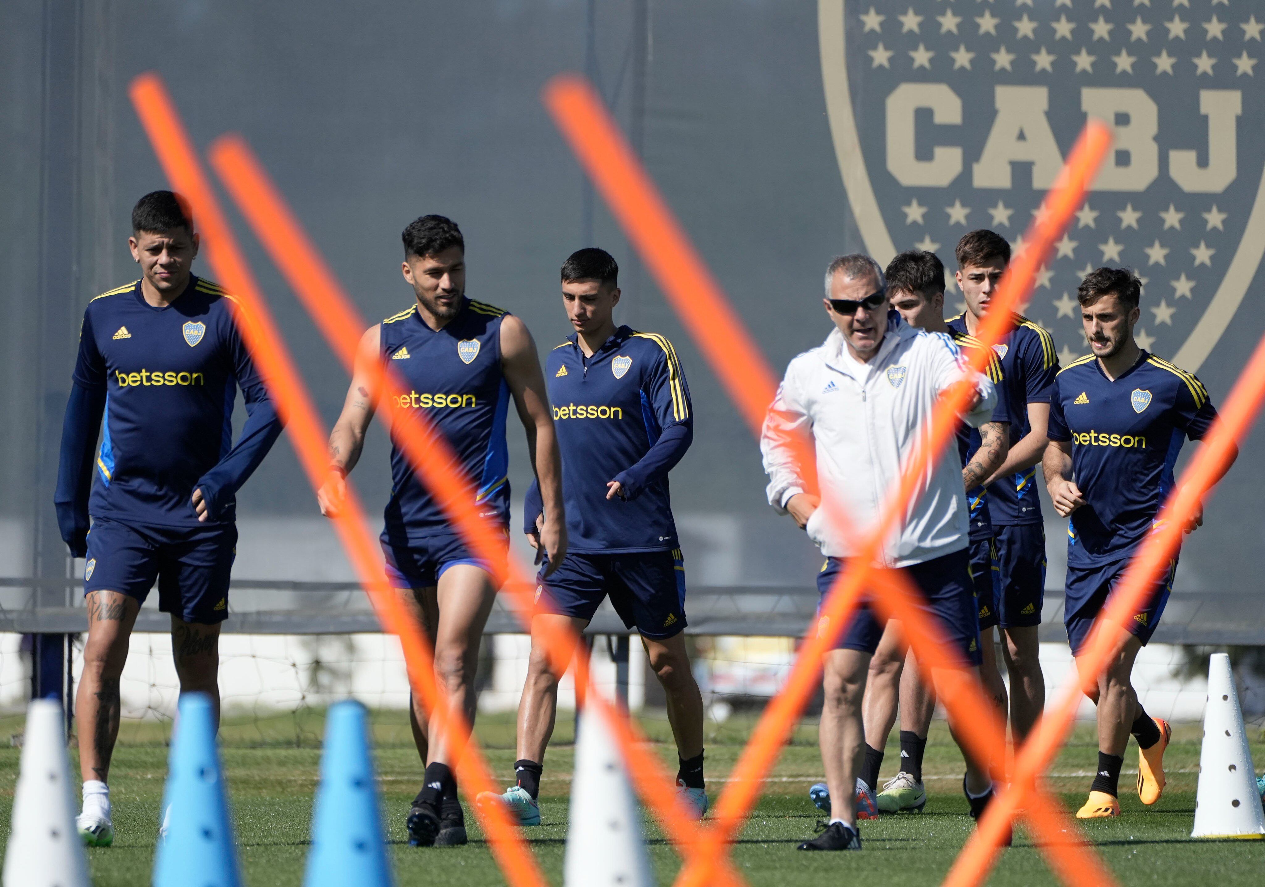 En el entrenamiento del domingo, el entrenador Sergio Almirón probó el "11" para enfrentar a Belgrano el martes en Alberdi. (@BocaJrsOficial)