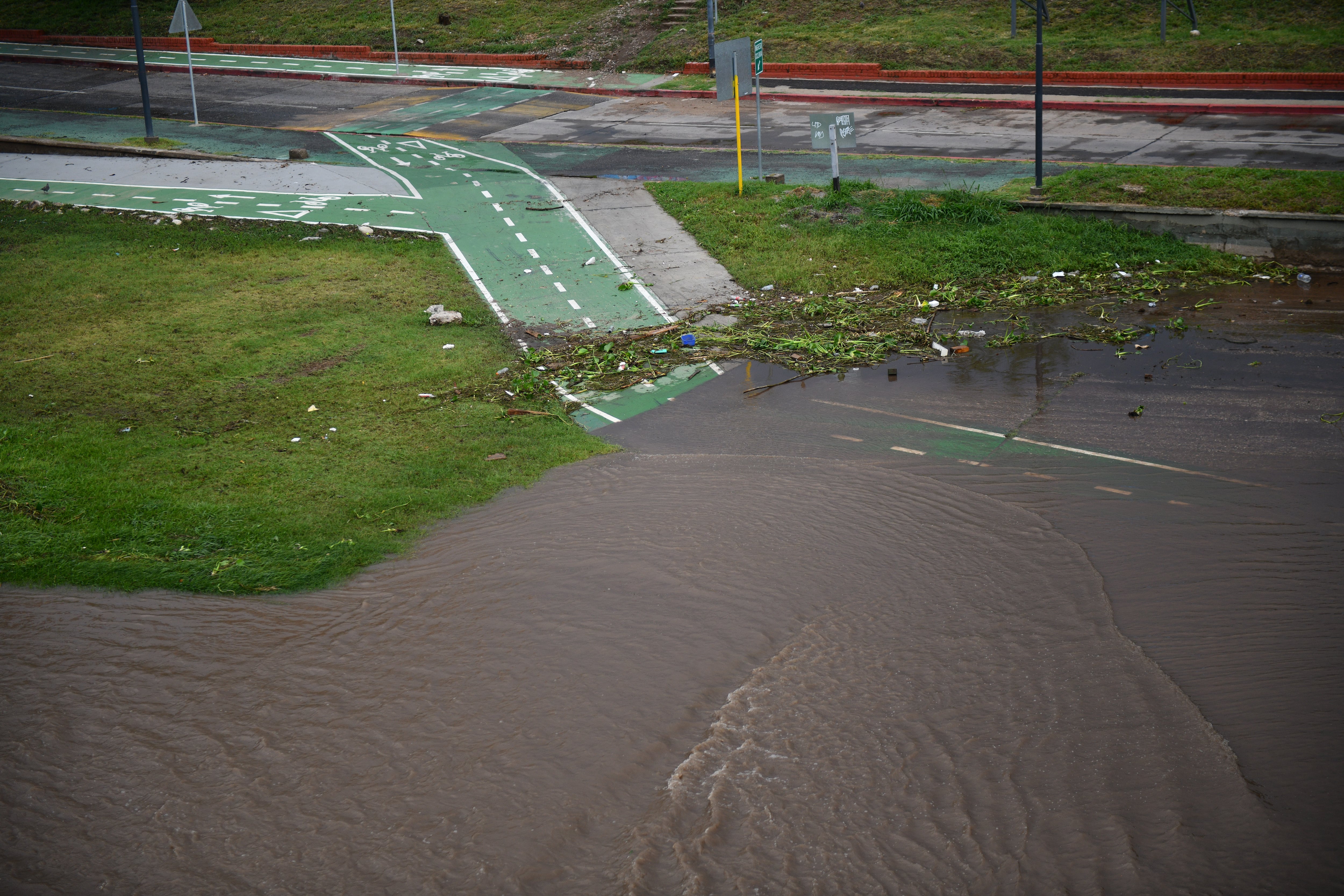 Las fuertes lluvias en la ciudad de Córdoba elevaron significativamente el caudal de la Cañada. (La Voz/Pedro Castillo)