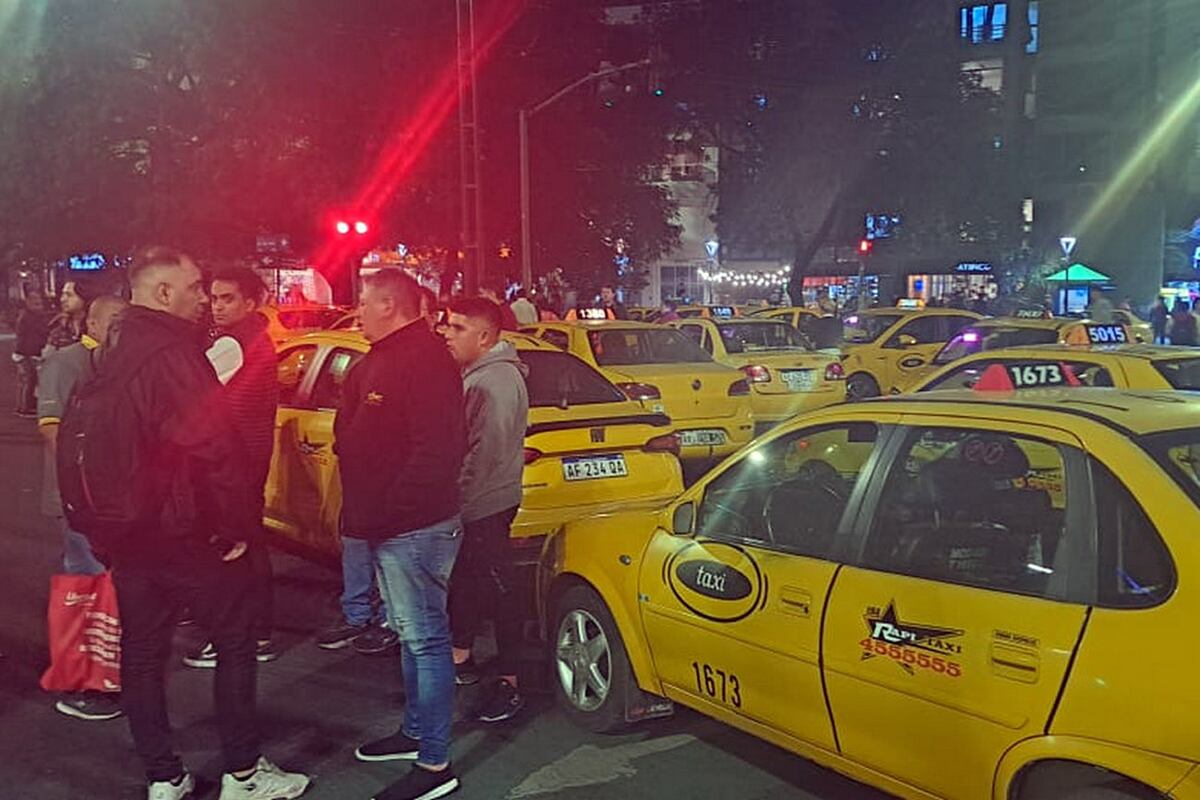 Balearon a un taxista en Córdoba y sus compañeros se manifestaron en Patio Olmos
