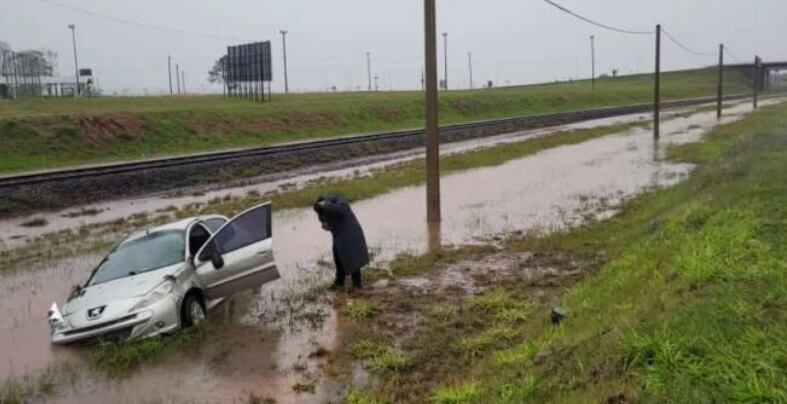 Accidente vial en Posadas: una mujer despistó con su vehículo en el acceso Sur.